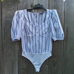 EXPRESS BODYSUIT WOMENS SIZE L WHITE STRIPED SHORT PUFF SLEEVE SNAP CLOSURE